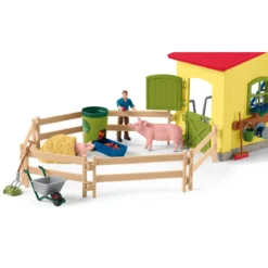 Großer Stall mit Tieren und Zubehör