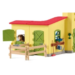 Ponybox mit Islandpferd Hengst