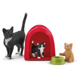 Spielspaß für niedliche Katzen